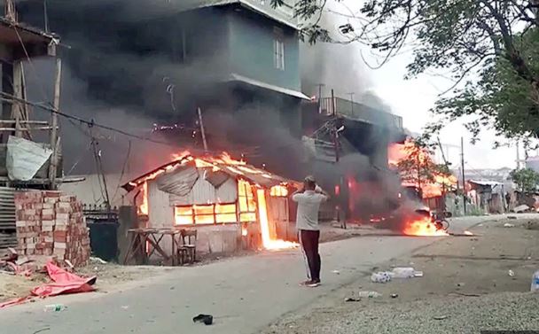 मणिपुर में नहीं थम रही हिंसा, उपद्रवियों ने केन्द्रीय मंत्री के घर में लगा दी आग, माहौल में नही आई है नरमी