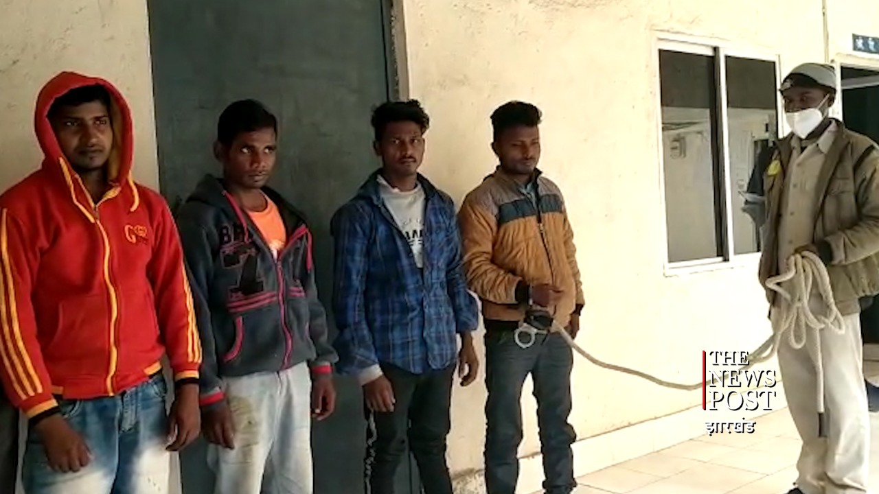 टुंडी में बिजली-बत्ती लगा कर डंके की चोट पर खेल रहे थे जुआ, आठ धराए