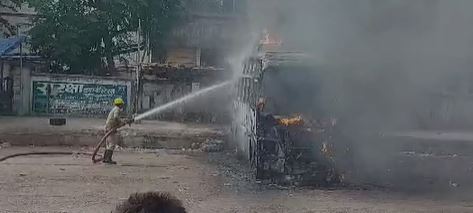 खड़ी बस में लगी आग, देखते ही देखते बस जलकर हुई राख, वजहों का नहीं हुआ खुलासा