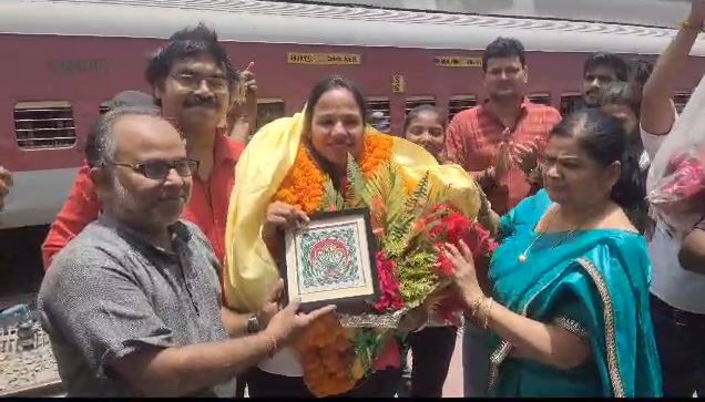 कजाकिस्तान में आयोजित शैंबो चैंपियनशिप में बिहार की बेटियों का कमाल , पदक जीतने पर खेल मंत्री ने गुलदस्ता देकर किया स्वागत