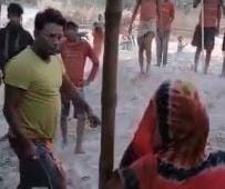 घोड़ा को पीटनेवाले चाबुक से महिला की पिटाई, सोशल मीडिया में वायरल हुआ वीडियो , जानें कौन है महिला   