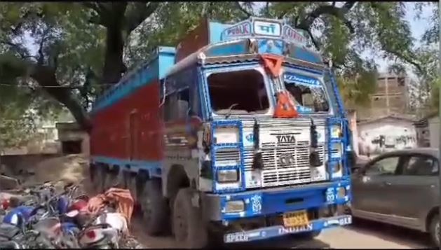 छत्तीसगढ़ के रास्ते पश्चिम बंगाल भेजा जा रहा था पशुओं से लदा ट्रक, लोगों ने पकड़कर पुलिस को सौंपा