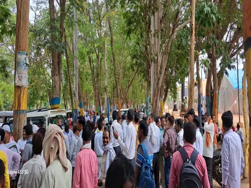 हेमंत सरकार के वादा खिलाफी के खिलाफ पारा शिक्षकों का सीएम आवास का घेराव: देखिये कैसे आन्दोलनकारियों ने मंत्रियों कोभेजा आमंत्रण