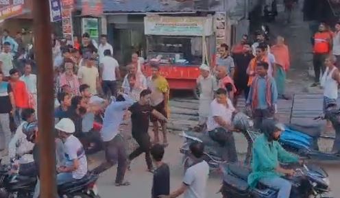 पटना में मकान मालिक ने किराएदार को बीच सड़क पर पीटा, वीडियो वायरल, जानें पिटाई की वजह