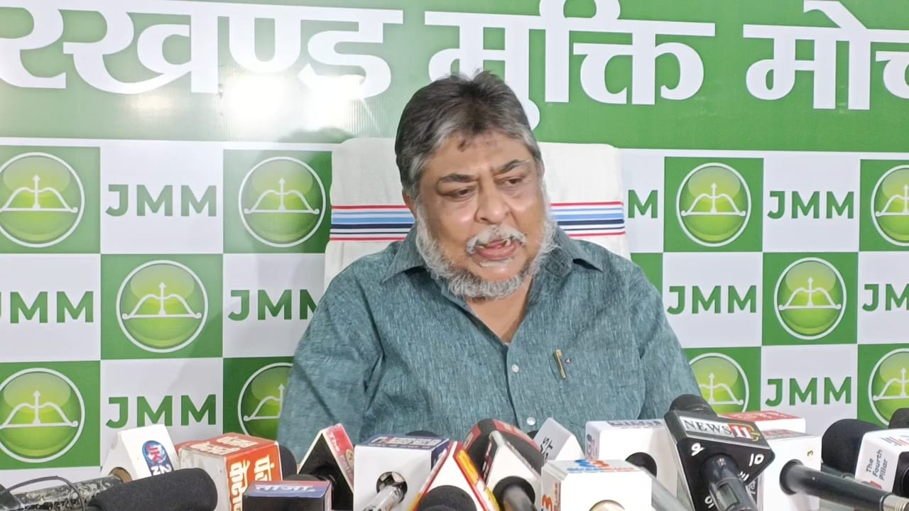 राजभवन का चरित्र अब विधायिका में तब्दील, राज्यपाल का दौरा 2024 चुनाव की आहट:झामुमो 