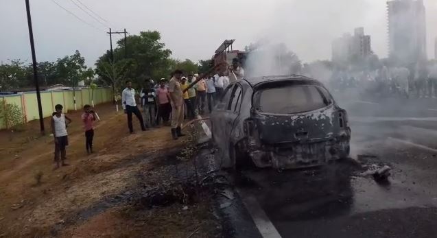 देवघर में बीच सड़क पर धू धू कर जली कार,  ड्राइवर ने बचाई अपनी जान