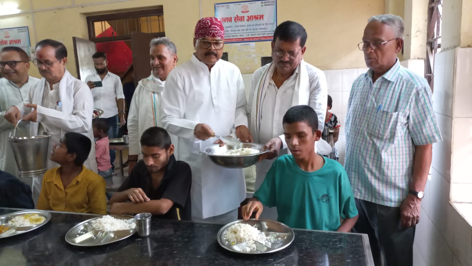 समाज को आईना दिखा रहे बोकारो के स्कूल में धनबाद के कोंग्रेसियो ने राहुल गाँधी के जन्म दिन पर काटा  केक