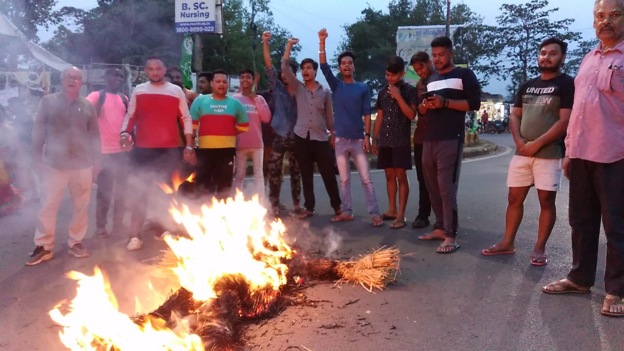 जमशेदपुर में फिल्म आदिपुरुष पर बवाल,  डायरेक्टर ओम राव का जलाया गया पुतला