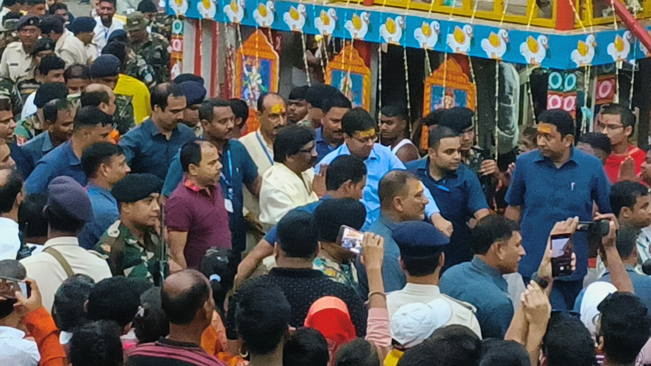 मौसीबाड़ी जाने के लिए रथ पर सवार हुए भगवान जगन्नाथ, मुख्यमंत्री व राज्यपाल हुए शामिल