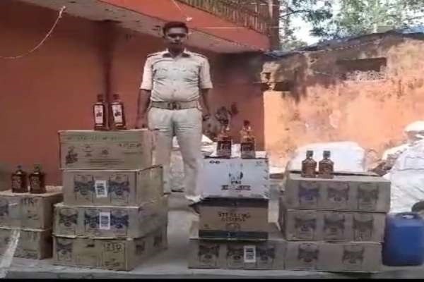 जमशेदपुर में आबकारी विभाग की बड़ी कार्रवाई, 12 पेटी विदेशी शराब जब्त