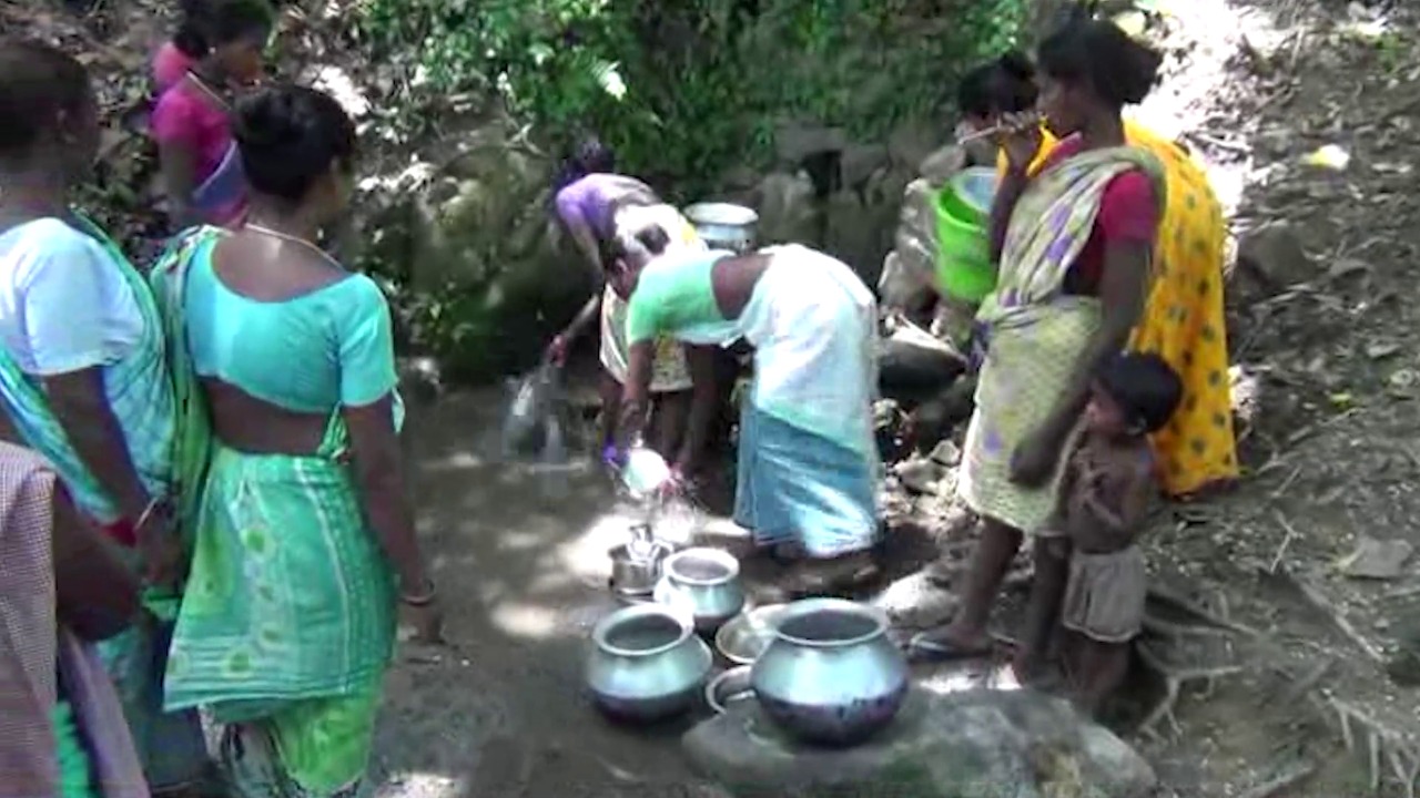 राज्य गठन के 21 साल भी प्यास बुझाने के लिए प्राकृतिक जलस्त्रोत पर निर्भर हैं संथाल के आदिवासी