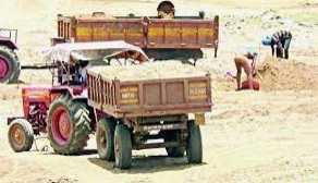 गिरिडीह में अवैध बालू तस्करी के खिलाफ पुलिस का एक्शन, एक दर्जन बालू लदे ट्रैक्टर को पुलिस ने किया जब्त