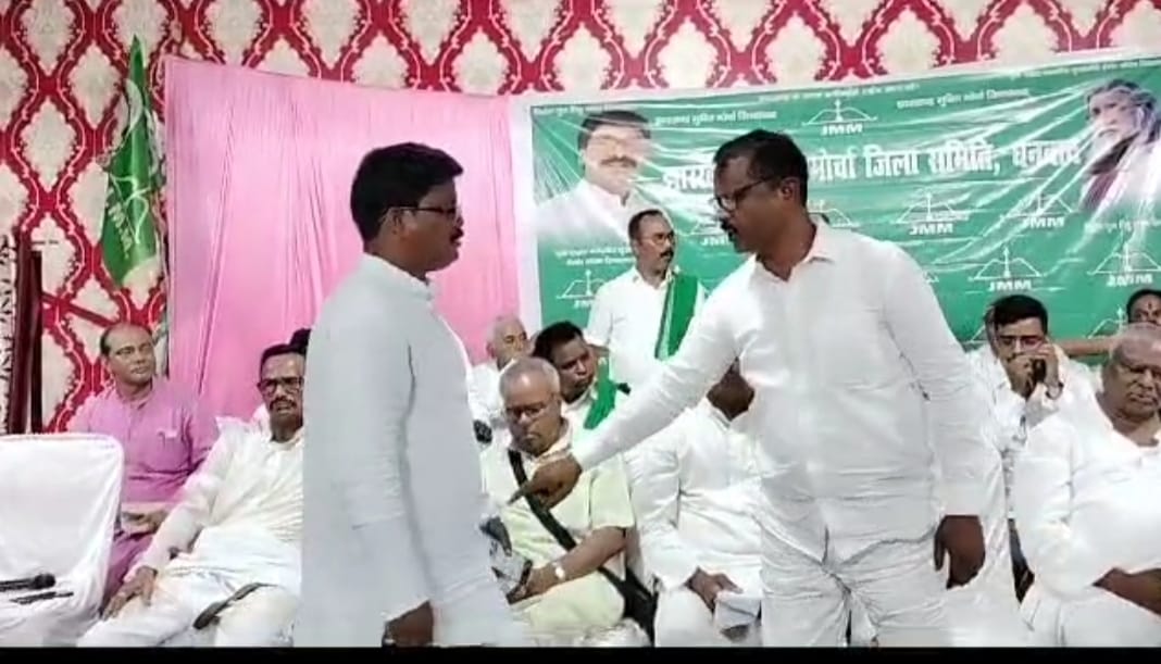धनबाद में जन्मी पार्टी के कार्यक्रम में पढ़िए अनुशासन कैसे हुआ तार तार, कैसे सिर चढ़ कर बोला राजनीतिक दुर्गुण