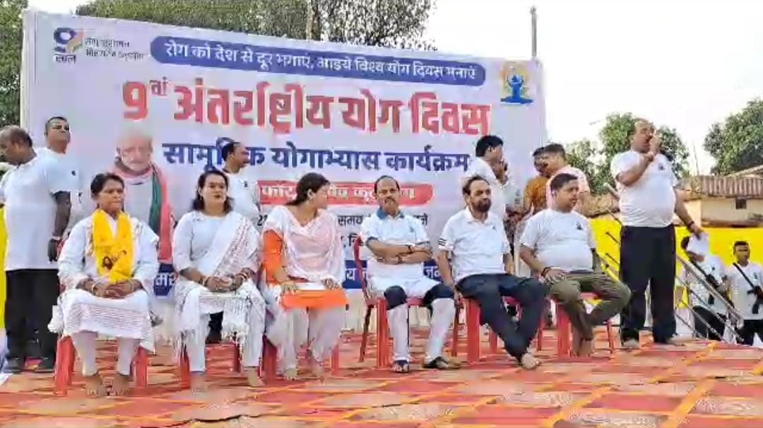 अंतरराष्ट्रीय योग दिवस पर रघुवर दास ने किया योग, लोगों से योग के प्रति जागरूक होने की अपील की