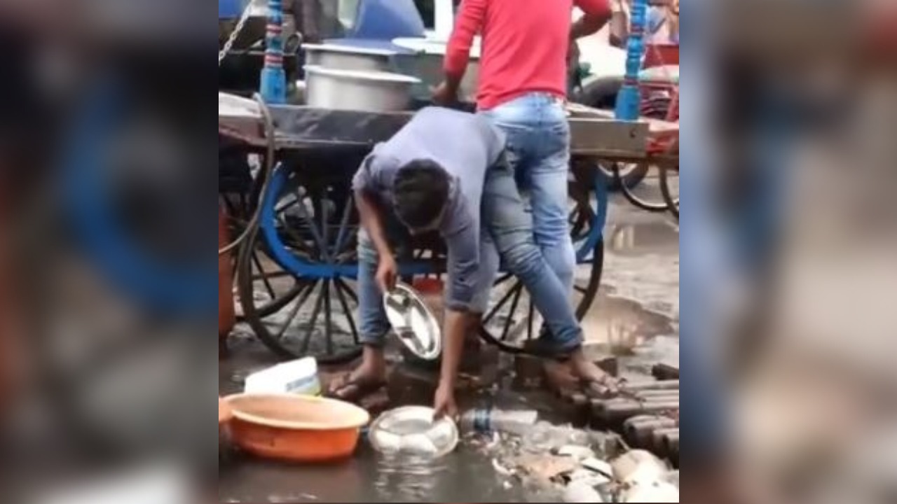 अगर आप भी खाते हैं स्ट्रीट फूड तो हो जाएं सावधान, इस वीडियो को देख हो जाएंगे हैरान  