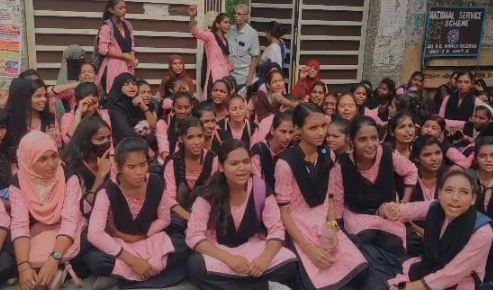 महिला कॉलेज में इंटर की पढ़ाई बंद, नाराज छात्राओं ने जमकर किया विरोध प्रदर्शन