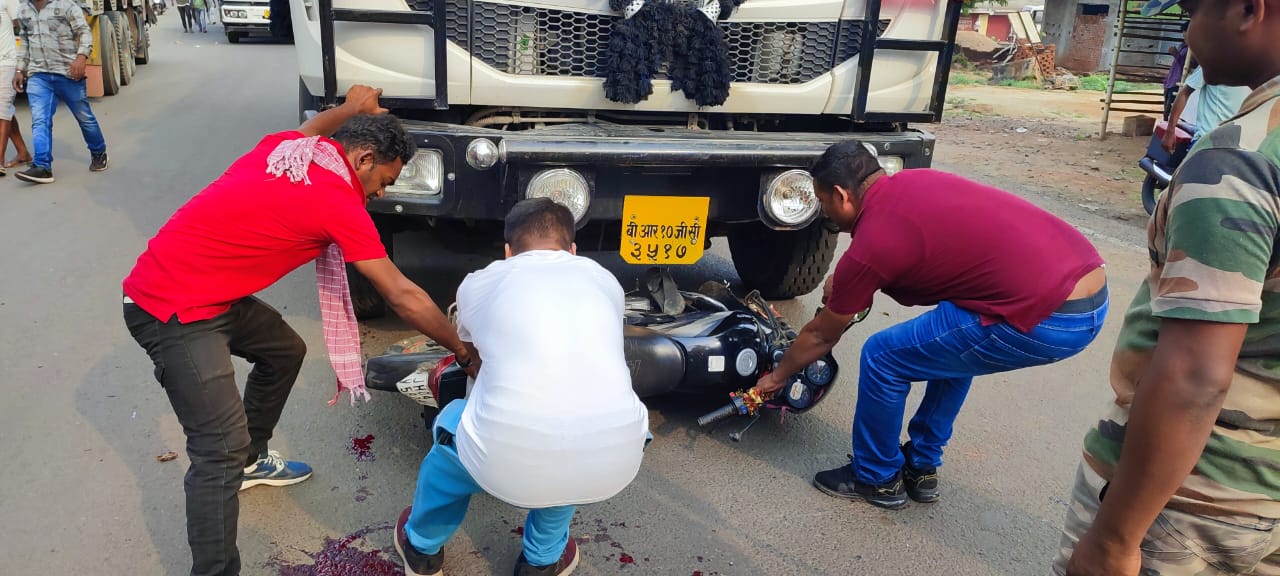 तेज रफ्तार हाइवा और बाइक में टक्कर, दो व्यक्ति गंभीर रूप से घायल 