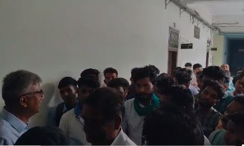 फीस बढ़ोत्तरी को लेकर फूटा छात्रों का गुस्सा, जानें सिदो कान्हू मुर्मू विश्विद्यालय के छात्रों ने क्या किया