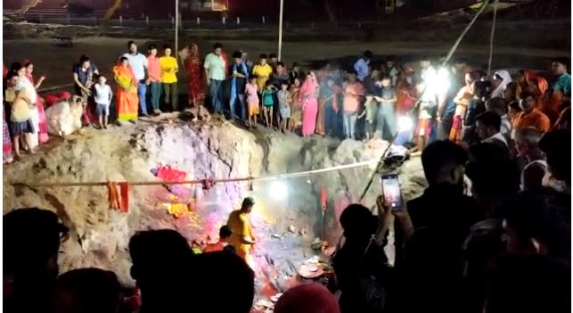 दुमका :  पातालेश्वर बाबा के दर्शन के लिए दूर दराज से पहुंचे श्रद्धालु, 7 वर्ष बाद बाबा का हुआ दर्शन