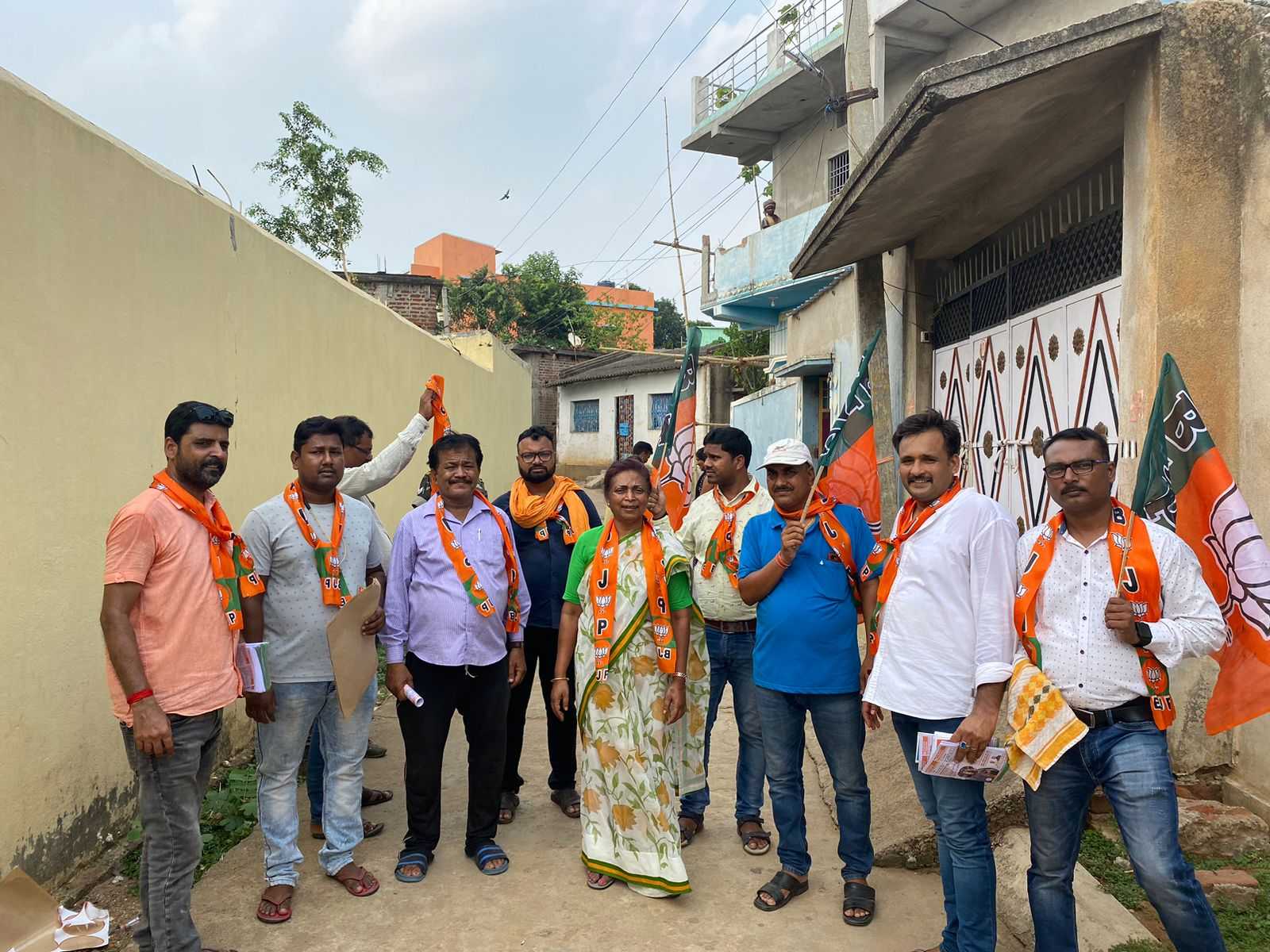 दुमका: मिशन 2024 में जुटी भाजपा, तेज धूप और उमस भरी गर्मी में घर-घर जा कर बता रही केंद्र सरकार की उपलब्धियां