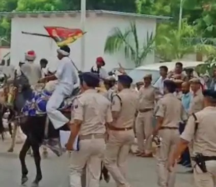 राहुल के स्वागत में लालटेन! घोड़े लेकर पहुंचे राजद समर्थक,मोहब्ब्त की दुकान से पटा पटना