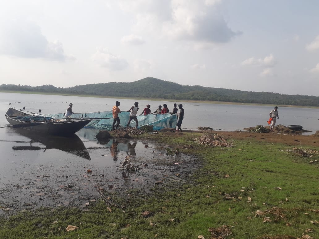 दुमका: डैम में मछली मारने गए 3 लोगों की मौत, बेटी का शव बरामद, पिता और पुत्र के शव की तलाश जारी