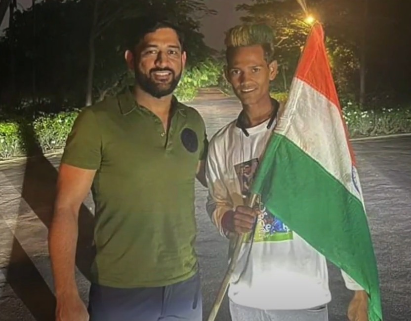 सैंकड़ो किलोमीटर दूर से आया क्रिकेट का दीवाना, दंडवत कर पहुंचा धोनी के घर