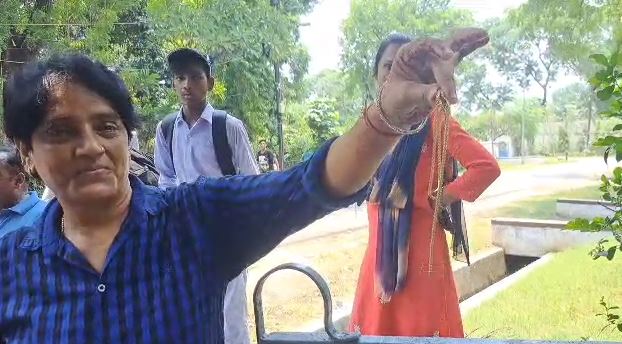 घर में घुसपर महिलाओं ने की चोरी, लोगों ने पकड़कर किया पुलिस के हवाले