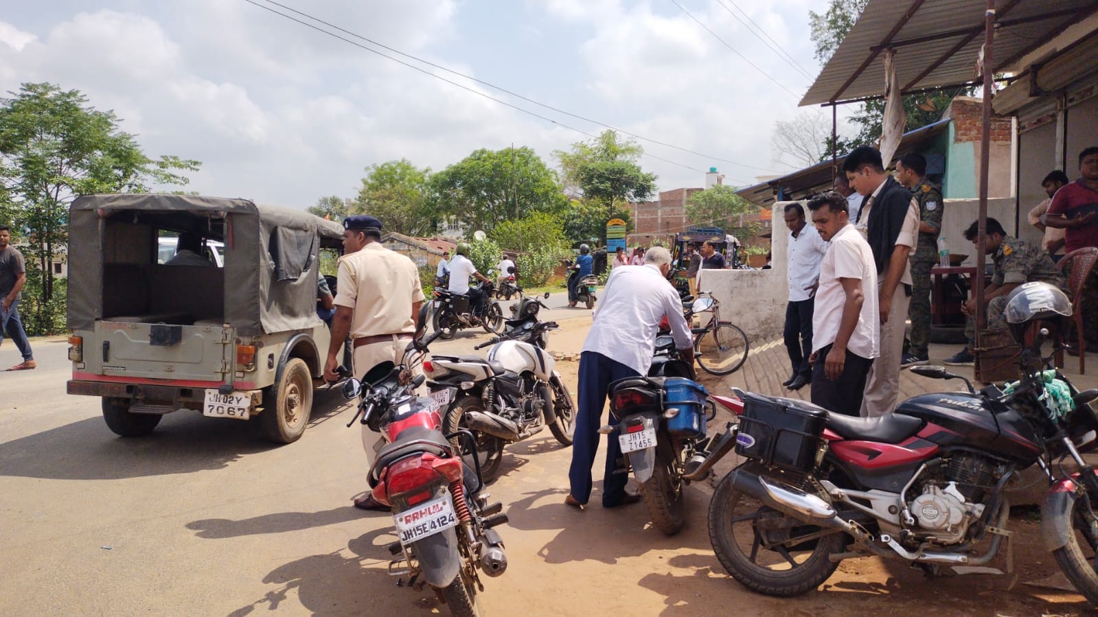 बालू माफियाओं ने पुलिस पर हमला कर छुड़ाया ट्रैक्टर,1 हिरासत में, 4 मोटरसाइकिल जब्त