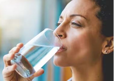 ज्यादा पानी पीने से आपकी किडनी भी हो सकती है खराब, जानें इसे पीने का सही तरीका और समय