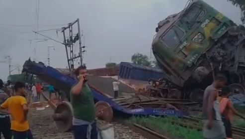 पश्चिम बंगाल: ट्रैक पर खड़ी मालगाड़ी को दूसरी मालगाड़ी ने मारी टक्कर, पटरी से उतरे 12 डिब्बे, जानें किसकी थी गलती