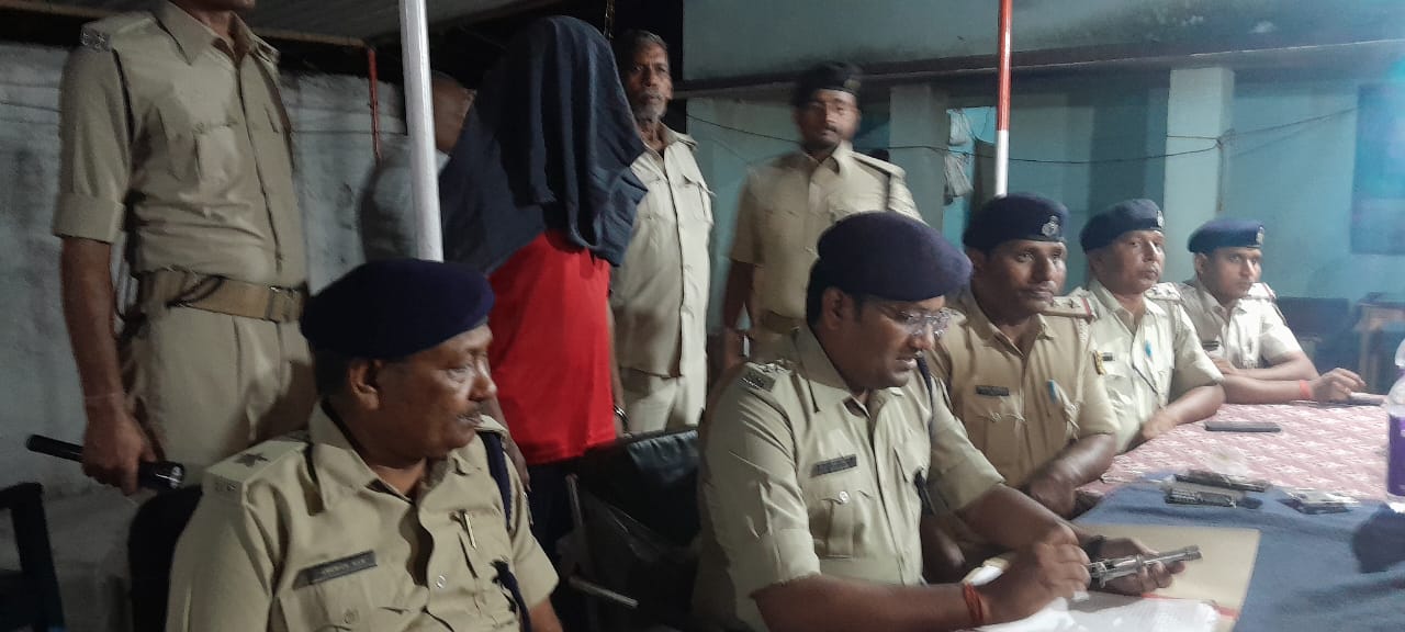 बांका में मिनी गन फैक्ट्री का खुलासा, एक हथियार के साथ गिरफ्तार, मास्टर माइंड मौके से फरार