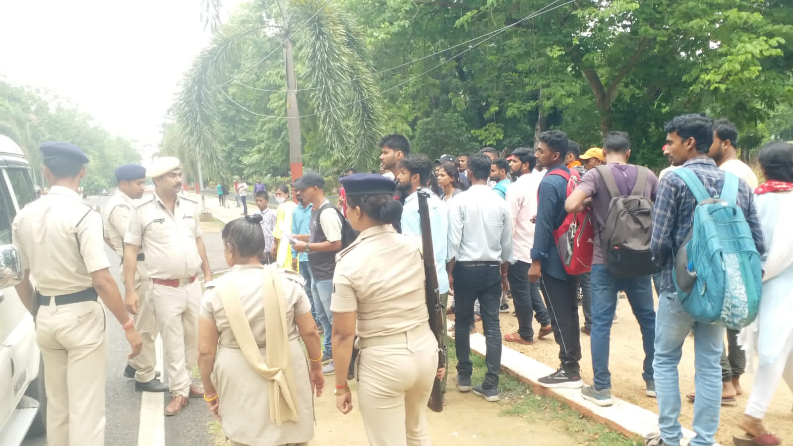 पटना: सीएम नीतीश की सुरक्षा में फिर हुई बड़ी चूक, बड़ी संख्या में सीएम हाउस पहुंचे अभ्यर्थी