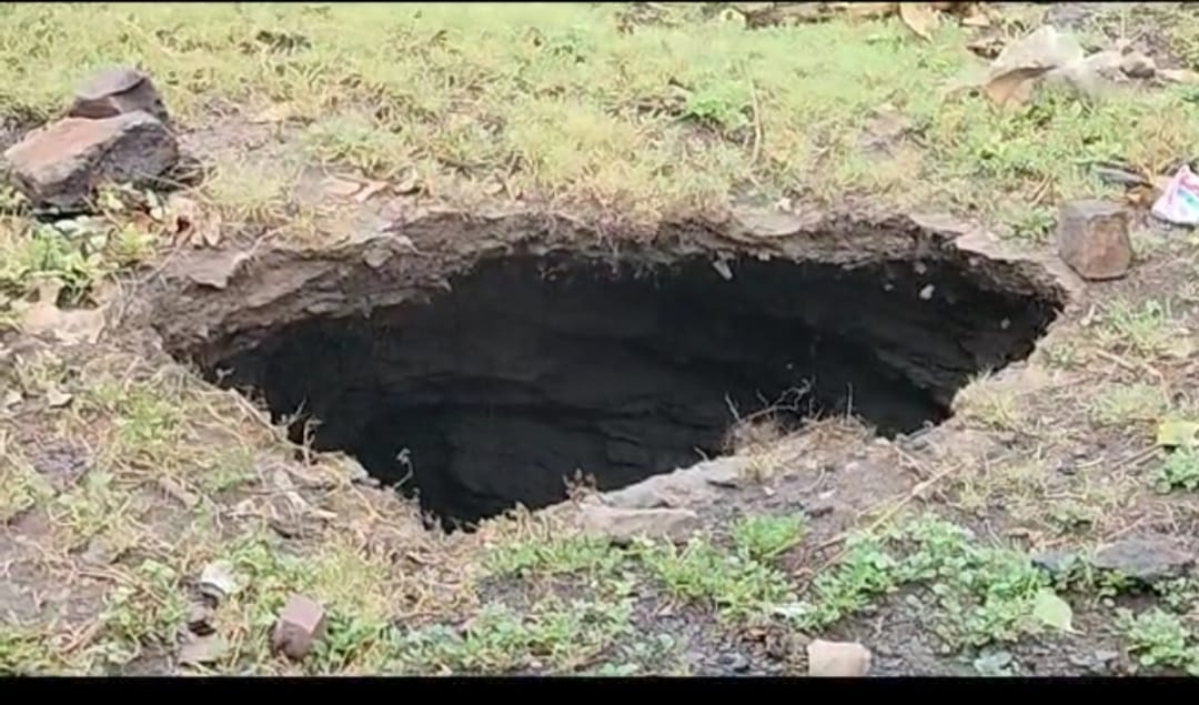 धनबाद के गोधर में फटी जमीन, 40 फ़ीट आकार का बना गोफ 