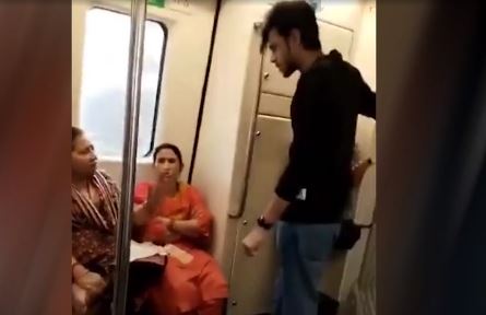 मेट्रो में कपल को अश्लील हरकत करते देख भड़की महिलाएं, लड़के ने शुरू कर दी लड़ाई, देखिए ये वाइरल वीडियो