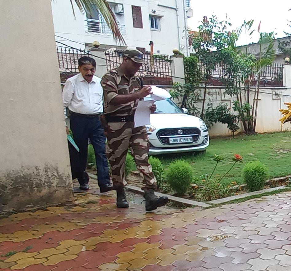 जमीन घोटाला : हाईकोर्ट के वकील हिमांशु मेहता पहुंचे ईडी ऑफिस, पूछताछ शुरू