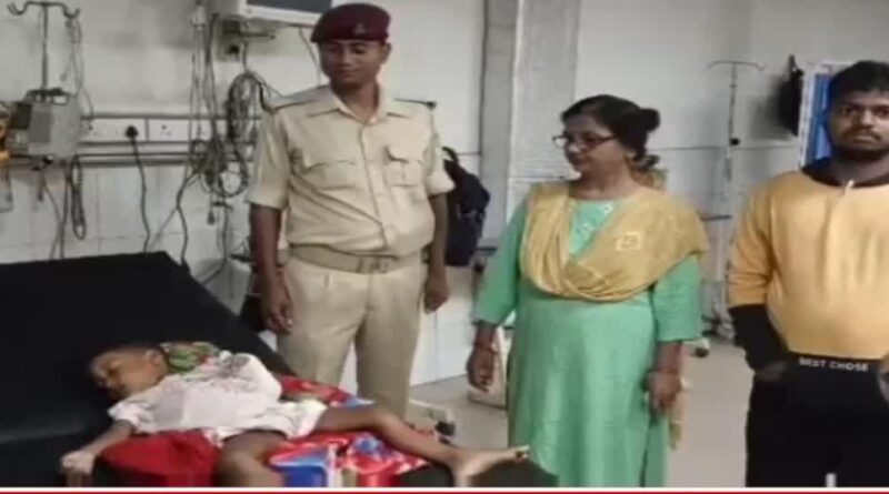 धनबाद: टूटे हाथ पैर और गले पर निशान, पेड़ के नीचे अधमरे हालत में मिला मासूम