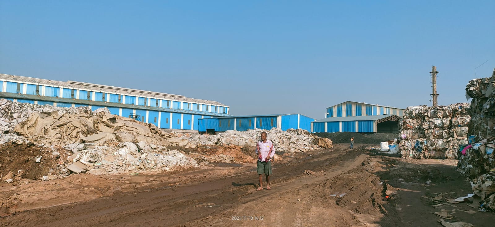 पेपर मिल में 50 फीट ऊपर से गिरा कार्टून का बंडल, 2 महिला मज़दूरों की मौत