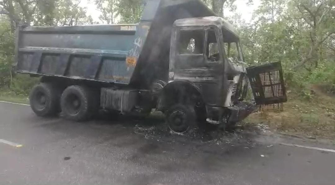 बोकारो: बीच सड़क जला हाईवा, अगलगी की वजहों का खुलासा नहीं