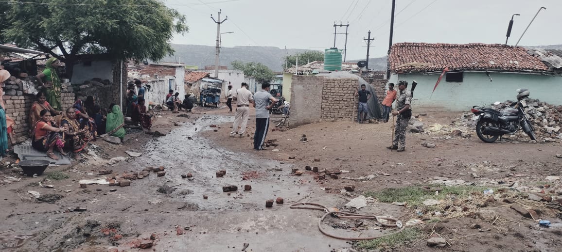 धनबाद के कतरास में चमके हथियार, चटकी लाठियां, जानिए घटना के कारण