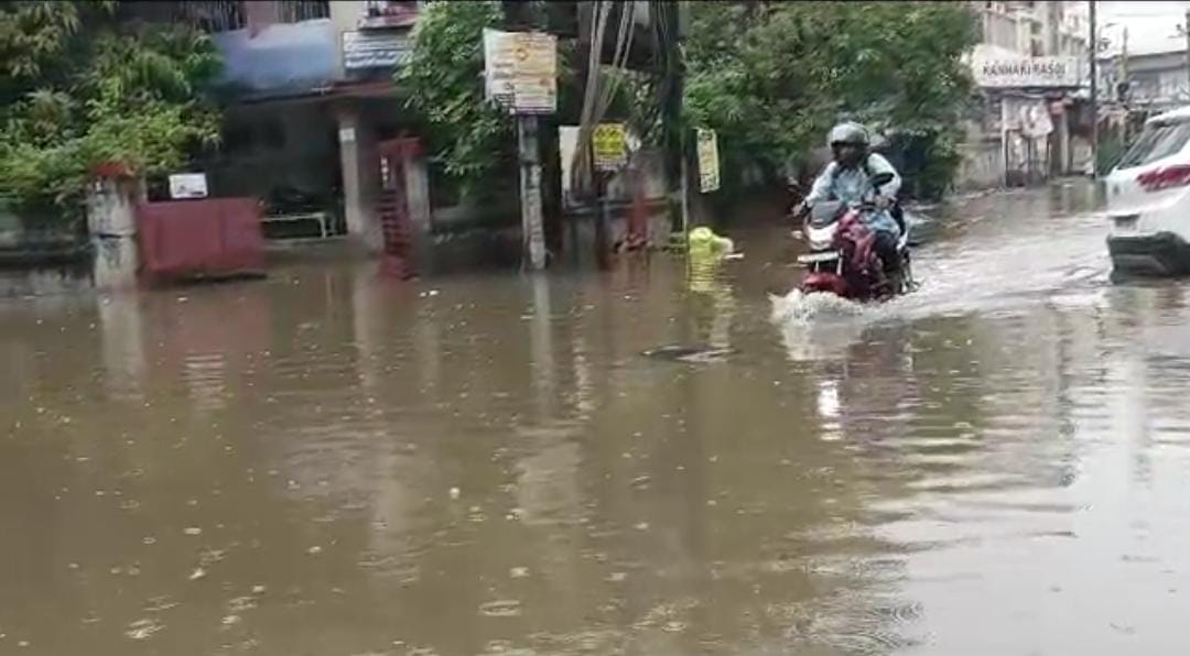 मॉनसून ने खोली पटना नगर निगम की पोल, कई इलाकों में घुसा घुटने से ऊपर पानी