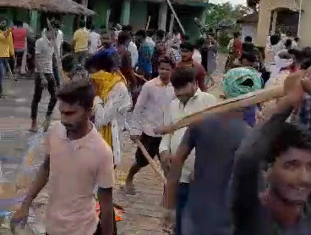 युवक को थूक चटवाने के मामले ने पकड़ा तूल, पीड़ित के समर्थकों ने आरोपियों के घर में की तोड़फोड़