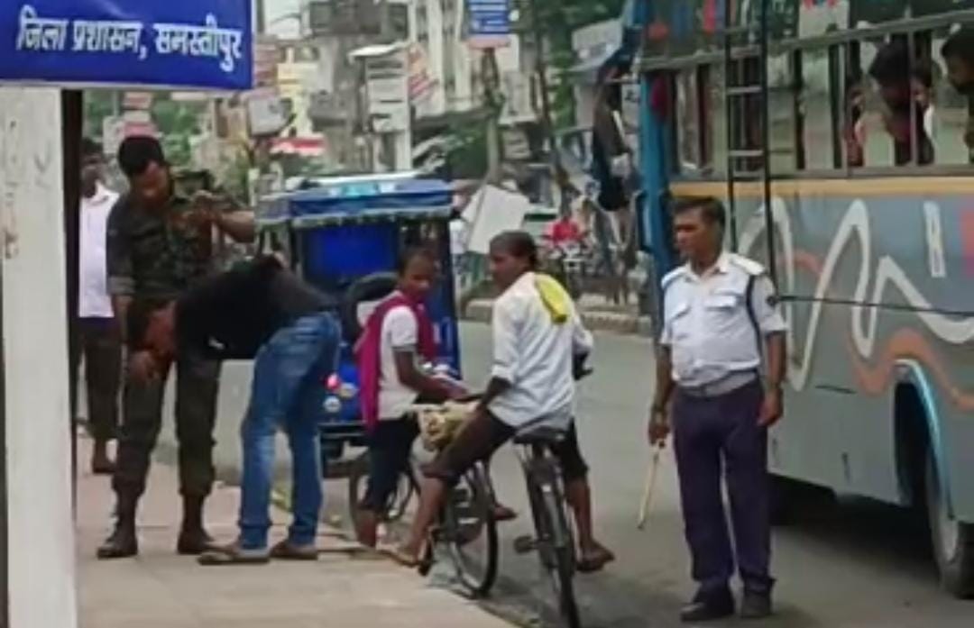 वर्दी का अमानवीय चेहरा! पुलिस ने बीच सड़क युवक से चटवाया थूक, तो डीएसपी ने उठाया ये कदम