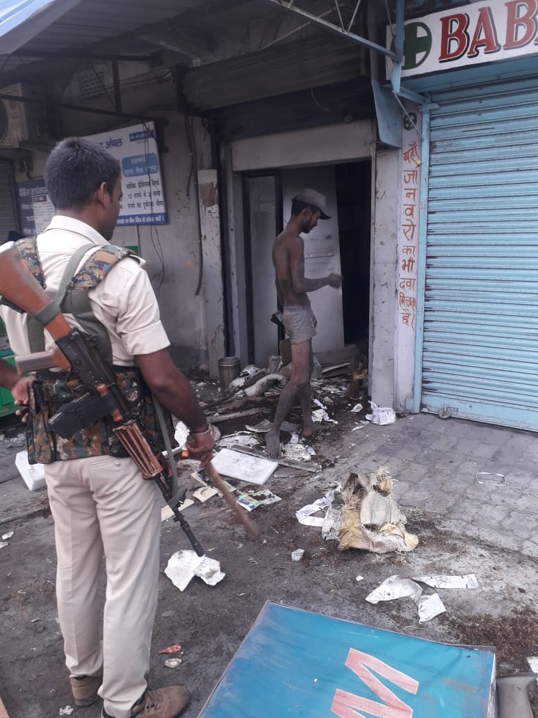 एटीएम में लूट की सूचना से पुलिस रही परेशान, एटीएम में मिला कचरा