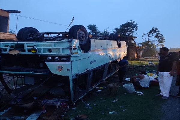 बिहार से रजरप्पा जा रही यात्रियों से भरी बस पलटी, एक की मौत