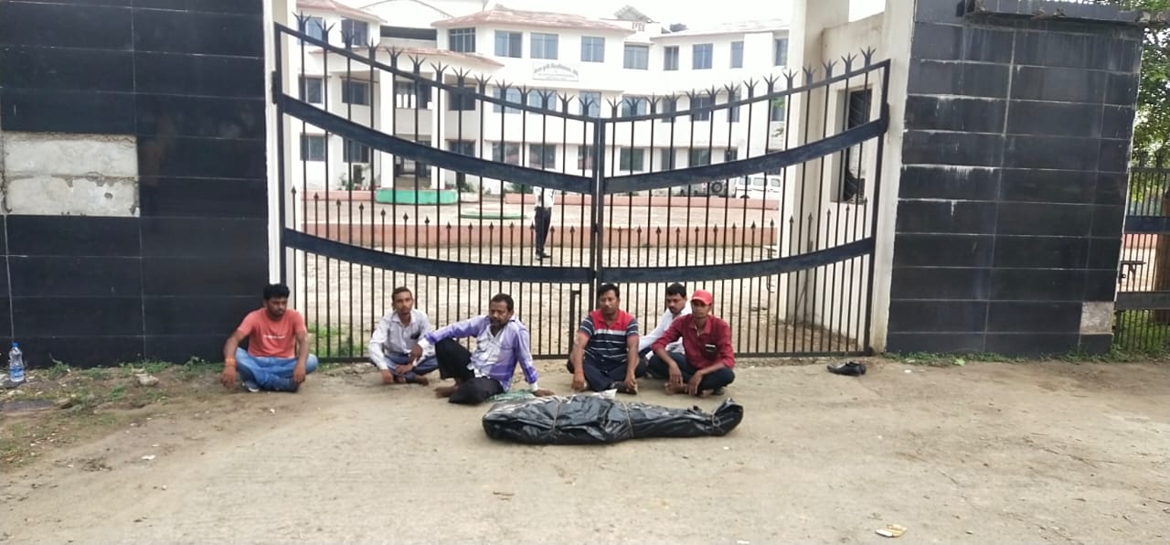 दुमका :फूलो झानो मुर्मू महाविद्यालय के प्रवेश द्वार पर शव के साथ बैठे सुमंत महतो के परिजन, मुआवजे और नौकरी की कर रहे मांग