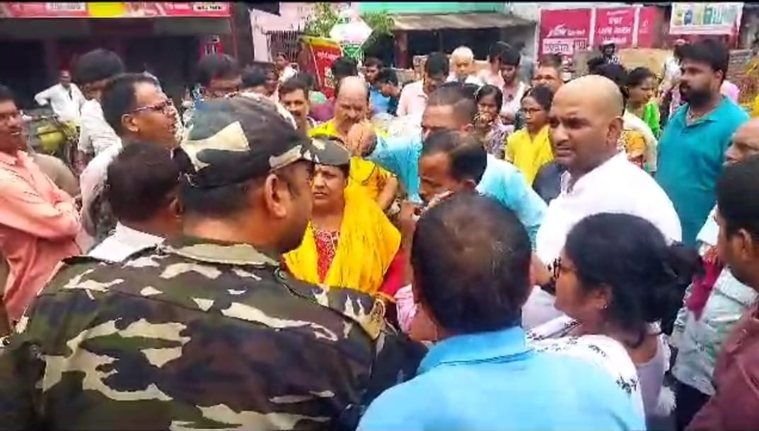 महीनों से प्यासे झरिया के लोग पानी मांगने उतरे सड़क पर,जानिए फिर क्या हुआ 