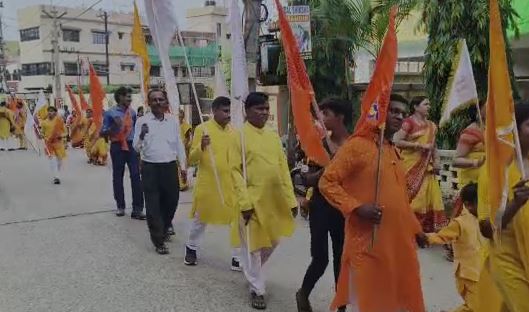 गुरु पूर्णिमा पर निकाली गई भव्य शोभा यात्रा, सनातन धर्म से जुड़ी झांकियां भी हुई शामिल