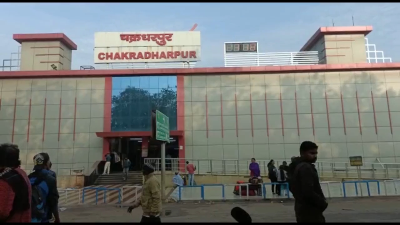 BIG BREAKING: चक्रधरपुर में भी माओवादियों ने रेल पटरी उड़ाया, बाल-बाल बची मुंबई मेल