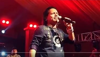 प्लेबैक सिंगर कैलाश खेर ने कवारियों का किया मनोरंजन, भीड़ को देख सिंगर बोले ‘माहौल को शांत कर दें’  